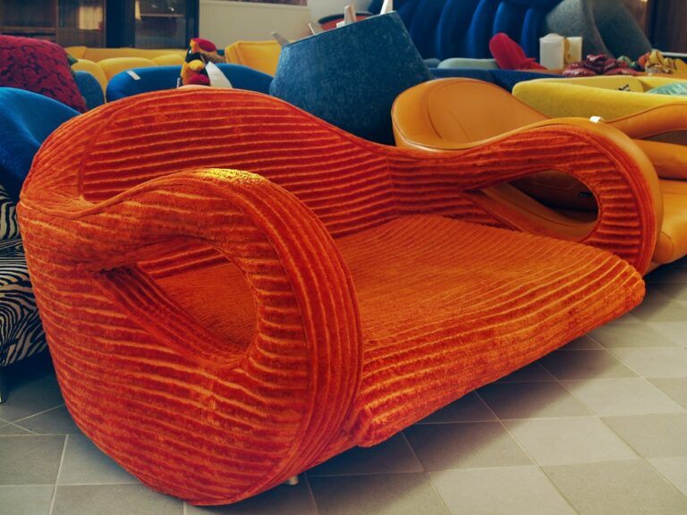 Requisite Möbel Werbung Sofa TV Raiffeisen Bank Designklassiker