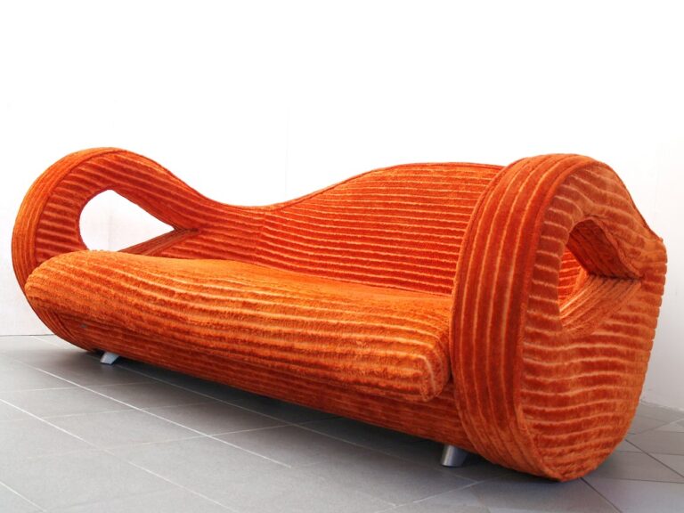 Requisite Möbel Werbung Sofa TV Raiffeisen Bank Designklassiker