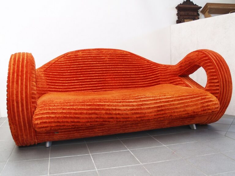 Requisite Möbel Werbung Sofa TV Raiffeisen Bank Designklassiker