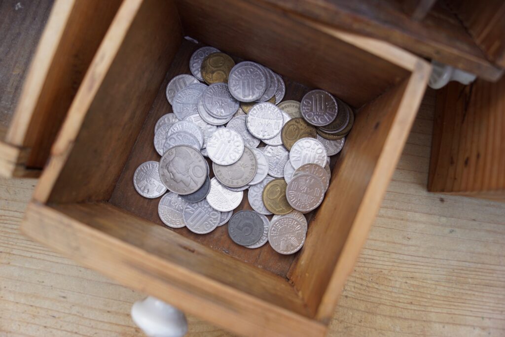 Antiquitäten An- und Verkauf antike Möbel Bauermöbel Küchentisch antik Massivholz Schreibtisch Weichholz Bauerntisch Vintage Porzellan Knöpfe