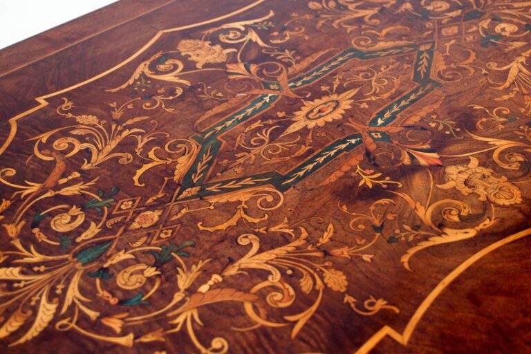 Restaurierte antike Möbel kaufen Goethes Galerie Onlineshop Tisch Intarsien