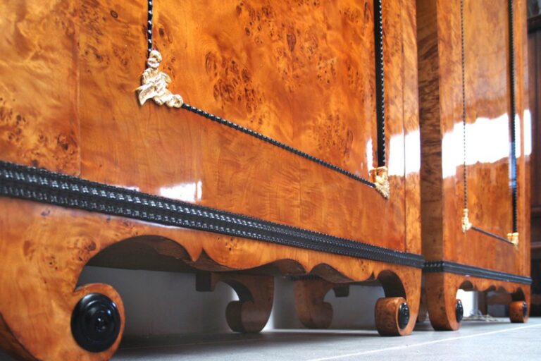 Schrank antik Restaurator Möbel Danhauser Wurzelmaserung Vergoldung Antiqutät sanieren