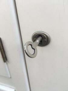 Küchenschrank creme Vintage Kredenz weiß Vollholz Küche Möbel kaufen Lieferung Shop antik Artdeco 40er-Jahre Omas Massivholz Möbel